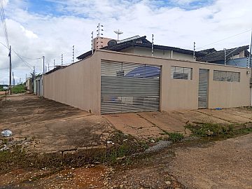 CASA COM 2 QUARTOS 1 SUITE